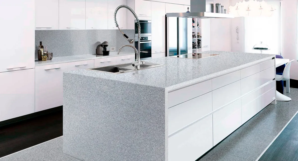 Гранит Bella White в интерьере (столешница и остров)